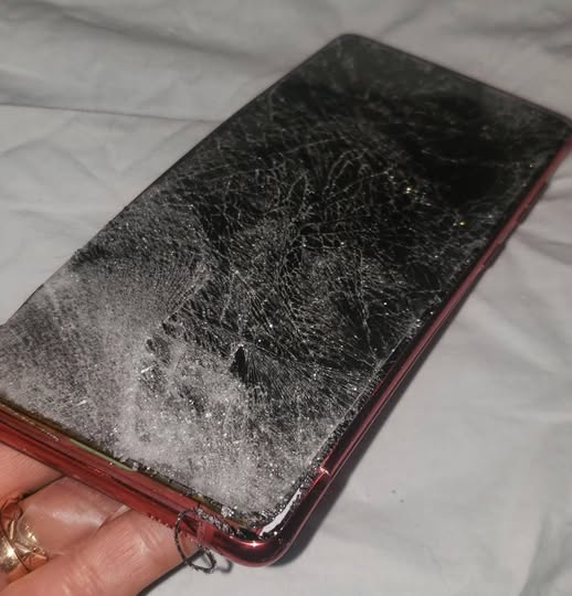 Una mujer acusó a su marido de golpearla  y romperle el celular