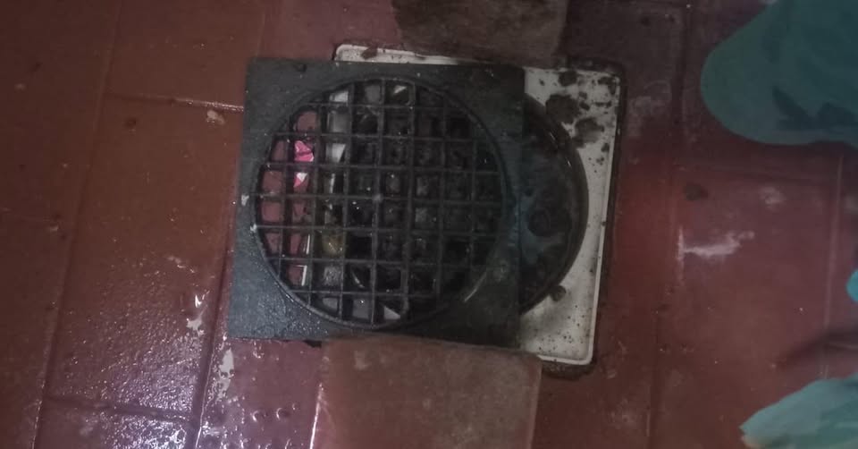 Alerta sanitaria en las 512 Viviendas: más de 15 días con cloacas desbordadas