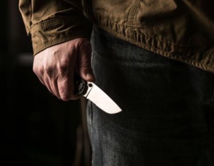 Choque, fuga y amenaza con arma blanca en la vía pública