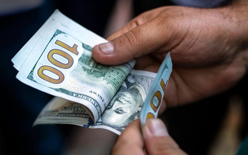 Creyó comprar dólares a un amigo, lo estafaron y perdió $670.000