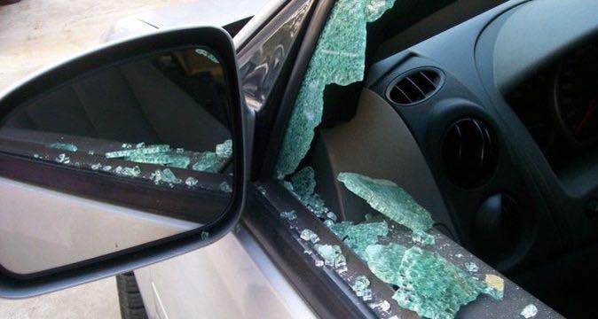 Mujer fuera de control: irrumpió de madrugada y destrozó el auto de su ex en un ataque de furia
