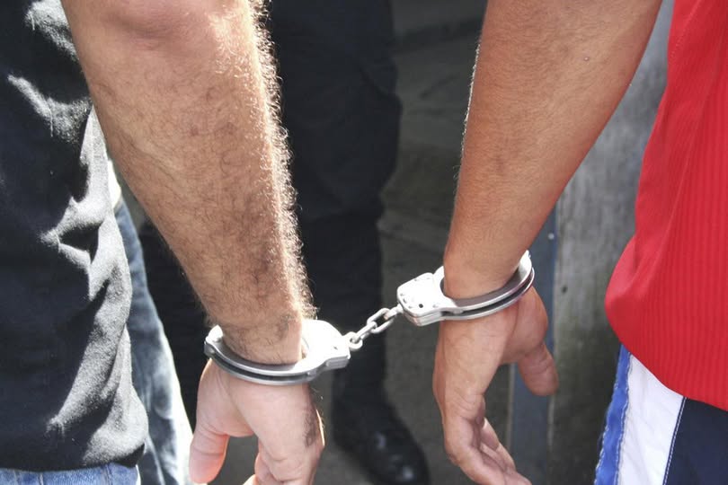 Intentaron robarle la moto a una mujer y terminaron aprehendidos