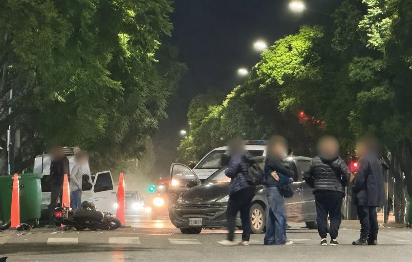 Motociclista de 14 años resultó herido tras un choque en Avenida de Mayo y Azcuénaga