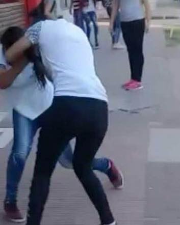 Brutal agresión a la salida de la Escuela Comercial: una adolescente terminó golpeada