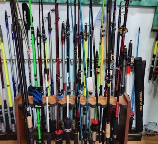 Fingieron ser clientes y robaron en un comercio de pesca antes de escapar en un Fiat Duna