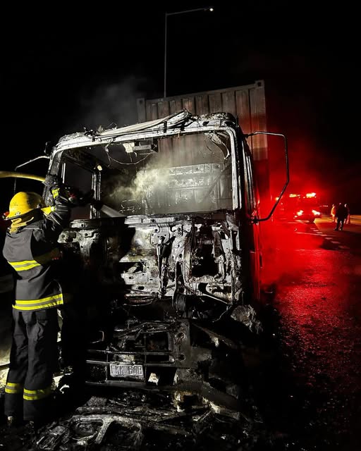 Impactante incendio destruyó por completo un camión en la Ruta 8