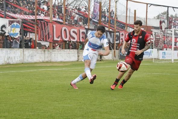Douglas no pudo con el Lobo entrerriano y sumó su tercer partido sin triunfos