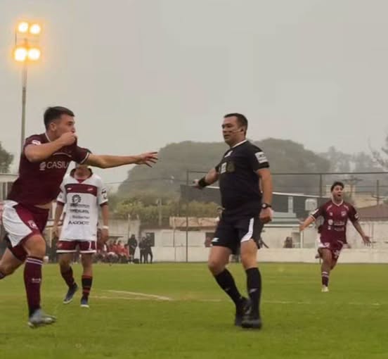 Douglas mereció más, pero volvió de Villa Ramallo con las manos vacías
