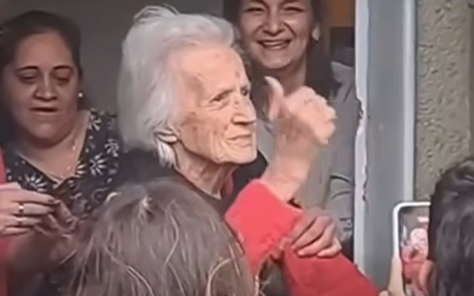 La abuela ricotera que salió del geriátrico  para despedir al Indio