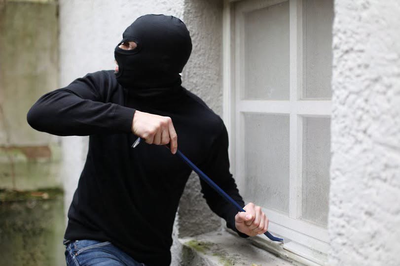 Pánico en plena noche: un sujeto intentó entrar a una casa y efectuó disparos