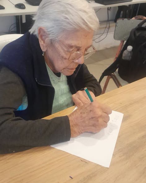 La alumna más querida: a los 93 años decidió terminar la escuela primaria