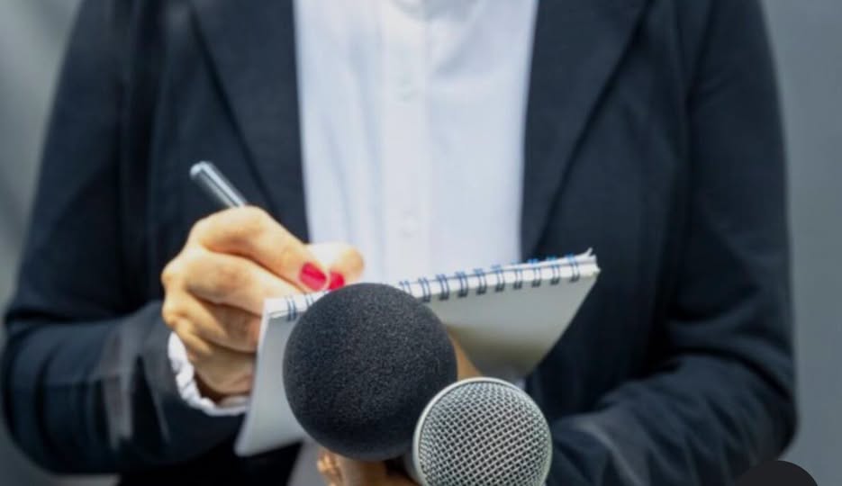 El Periodismo en Tiempos Modernos: Entre la Verdad y la Desinformación