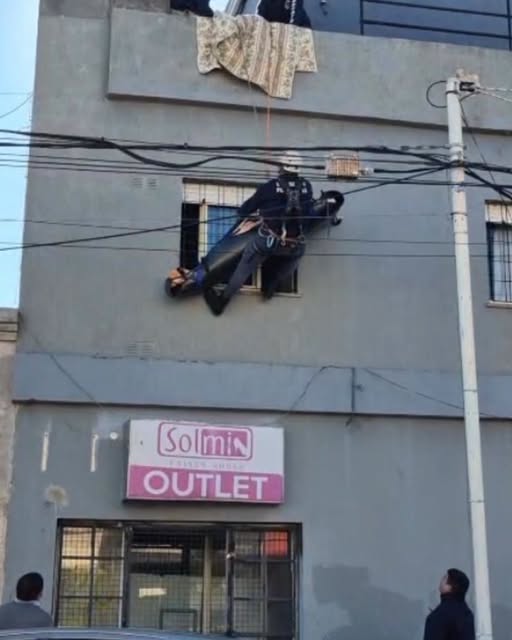 Bomberos Voluntarios realizaron un rescate con cuerdas para evacuar a un paciente