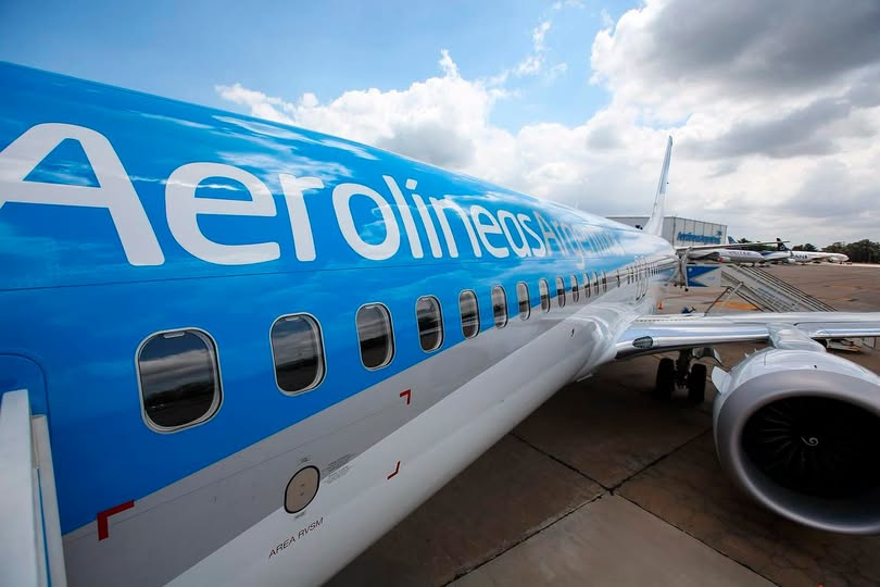 Viajar en avión será más caro: aumentan más de 500% una tasa incluida en los pasajes