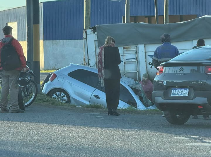 Choque entre un camión y un automóvil en el cruce de las rutas 32 y 188