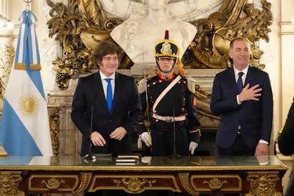 Milei le tomó juramento a Diego Santilli como nuevo jefe de Gabinete