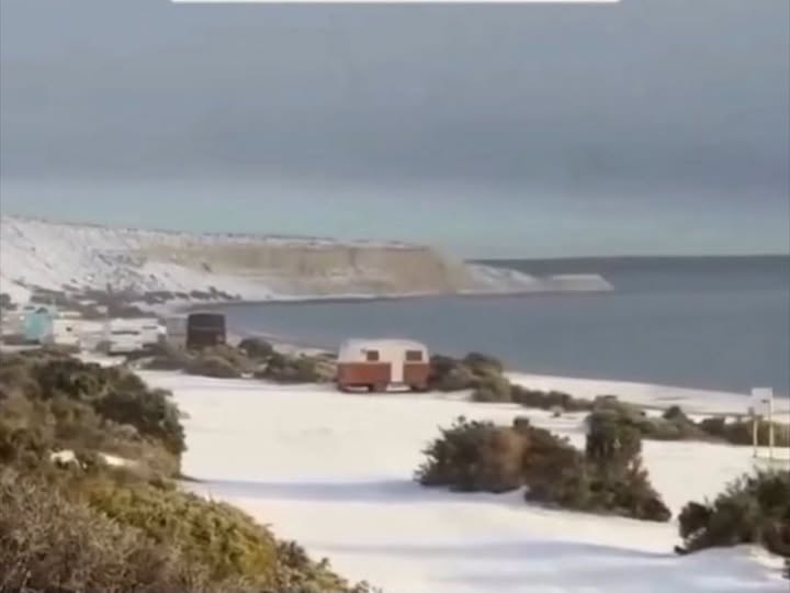Puerto Madryn amaneció con sus playas cubiertas de nieve