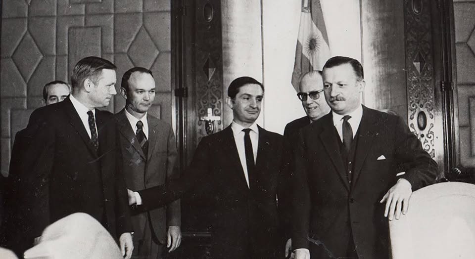 Título: El Encuentro Inolvidable: Zuloaga y los Astronautas
