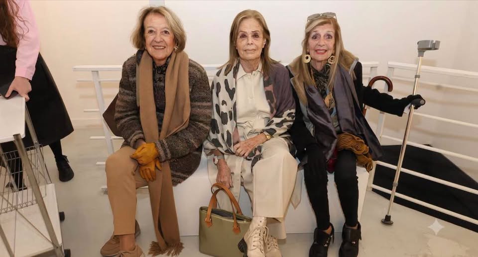 La madre de la Reina Máxima recorrió la muestra de Jacinta Grondona con sus amigas