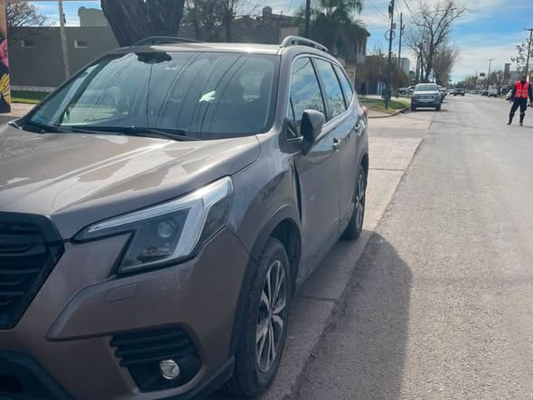 Choque entre una camioneta y una moto: una joven de 19 años fue hospitalizada