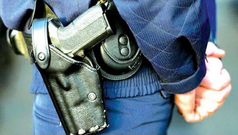 Una mujer policía habría amenazado con su arma a dos hermanas durante una violenta agresión