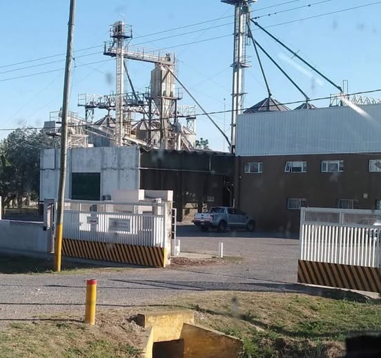 Un joven murió mientras manipulaba un silobolsa en una planta de cereales