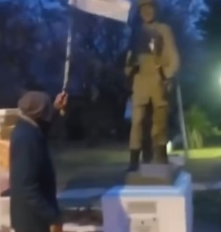 Un padre, una bandera y un héroe de Malvinas: la conmovedora escena que emocionó tras la victoria de Argentina