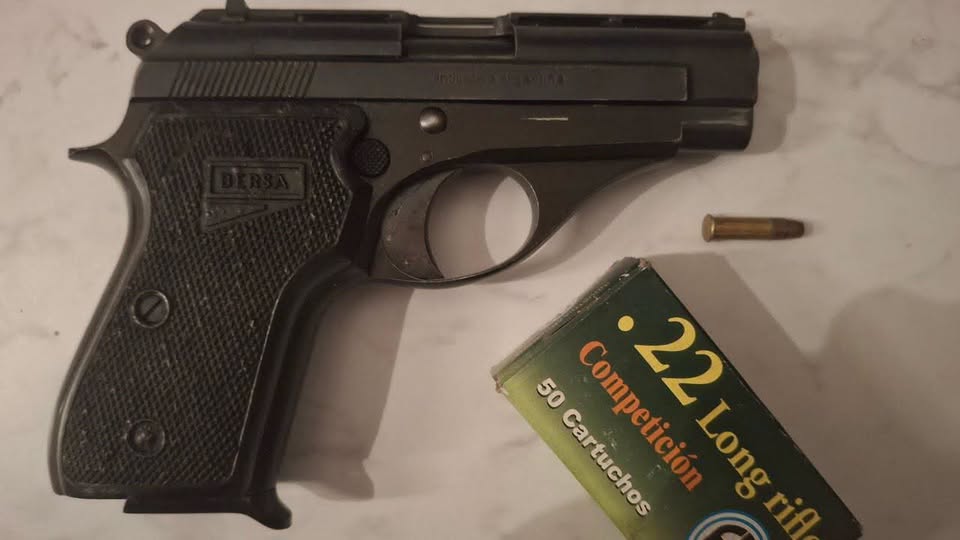 Dos adolescentes de 15 y 17 años detenidos con un arma, cargadores y una cámara de seguridad