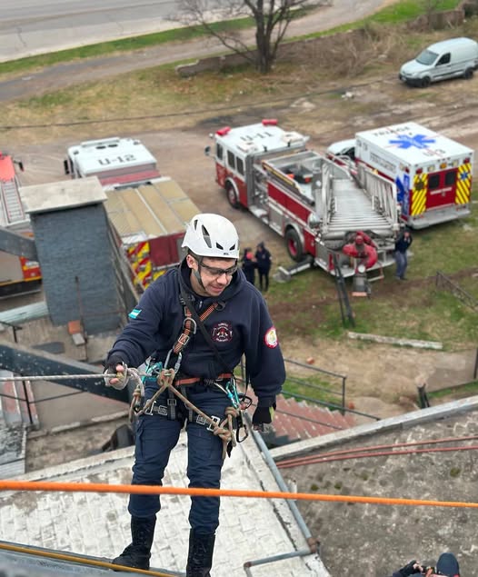 Bomberos Voluntarios de Pergamino realizó un exigente simulacro de rescate en altura