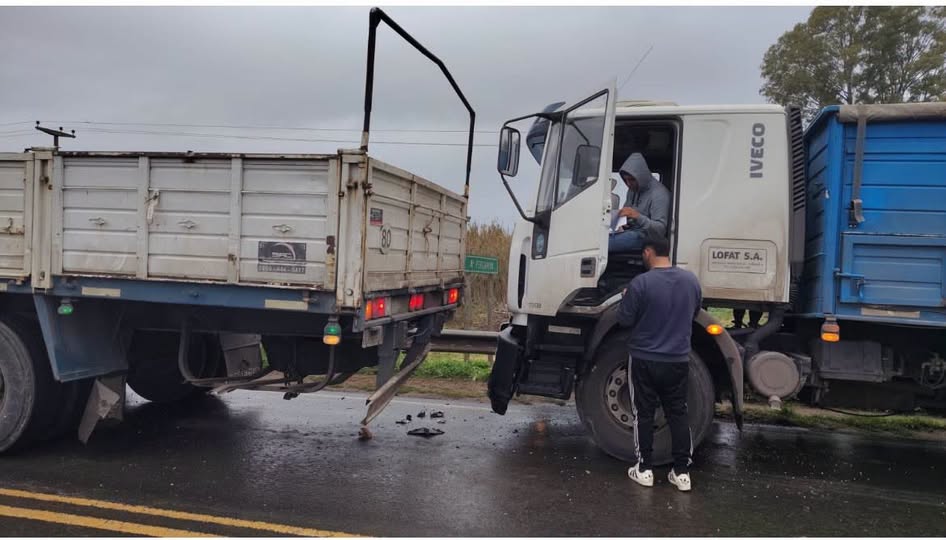 Choque por alcance entre dos camiones en el puente de la Ruta 8