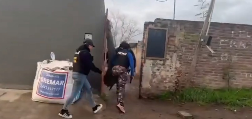 Operativo antidrogas en Villa San José: detuvieron a una mujer y a su hijo por presunta venta de cocaína