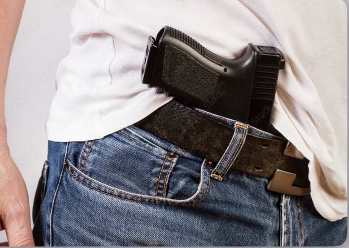 Denunció que un hombre le exhibió un arma y la amenazó en la vía pública
