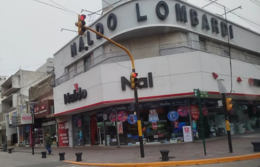 Robo millonario: rompieron la vidriera de Naldo y se llevaron unos 25 celulares